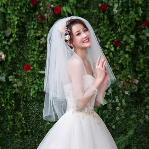 Vue détaillée d'un voile de mariée blanc court avec des couches de maille douce et fleurs