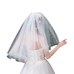 Voile de mariée court blanc élégant en maille souple avec détails d'accessoires floraux