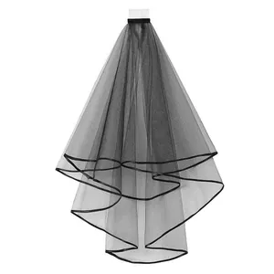 Detailansicht eines mehrlagigen schwarzen Brautschleiers mit Satin-Einfassung.
