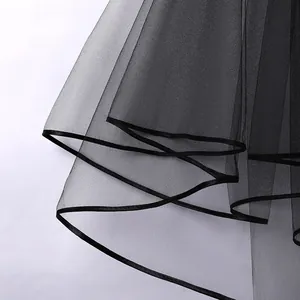 Detailaufnahme eines schwarzen Brautschleiers mit elegantem Rand und Tüllschichten