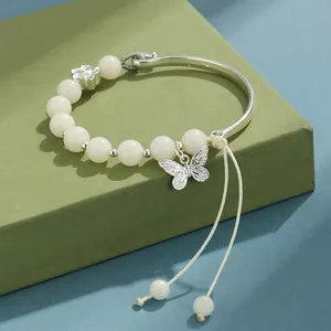 Elegante pulsera de cuentas de Bodhi blancas con amuleto de mariposa y aro de metal plata