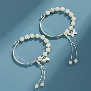 Pulsera de cuentas de semillas de Bodhi blanca con dijes de mariposa y loto.