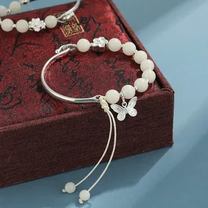 Elegante pulsera de cuentas de semillas de bodhi blancas con mariposa de plata y medio aro