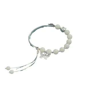 Elegante pulsera de cuentas de bodhi blanca con dije de mariposa y diseño de medio aro