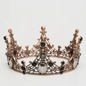 Vista detallada de la corona de tiara de bronce oscuro gótico con diamantes negros