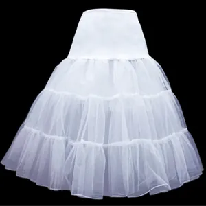 Gedetailleerde weergave van witte mini Lolita petticoat met meerdere lagen tule