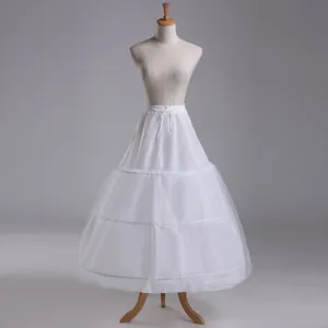 Vista detallada de una enagua de novia blanca de 3 aros con malla rígida en un maniquí