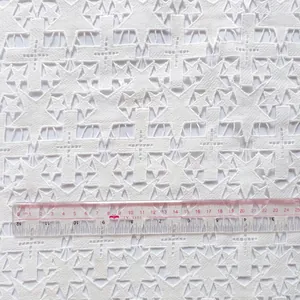 Weißer wasserlöslicher Spitzenstoff mit gestickten Stern- und Kreuzgeometrien