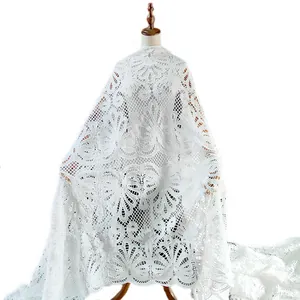 Détail de la dentelle blanche soluble dans l'eau avec un motif de queue de paon