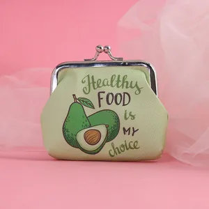Primer plano de un lindo monedero de aguacate con el texto impreso 'Healthy Food' en él