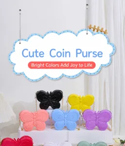 Detalle de mini bolsos bandolera de gelatina con forma de mariposa para niñas