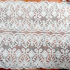 Vue macro détaillée du tissu dentelle soluble dans l'eau avec motif de queue de paon