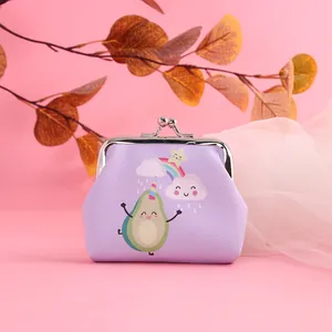 Primer plano de un monedero morado con estampado de aguacate unicornio para niños