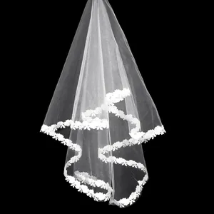 Eleganter weißer einlagiger Brautschleier mit feiner Rosenkantendetail auf schwarzem Grund
