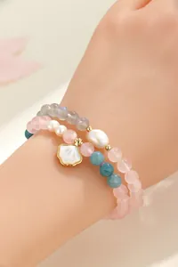 Dettaglio del bracciale artigianale con perle d'acqua dolce, quarzo rosa e conchiglia