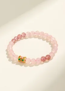 Dettaglio del bracciale di quarzo rosa e cristallo fragola con ciondolo dorato chic