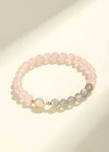 Dettaglio del bracciale con perle di quarzo rosa, agata e una perla d'acqua dolce naturale.