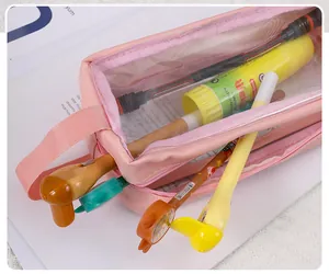 Primer plano de un estuche rosa transparente de gran capacidad lleno de artículos de papelería.
