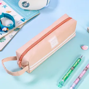 Detailansicht eines rosa Canvas-Federmäppchens mit Reißverschluss und Griff auf dem Tisch