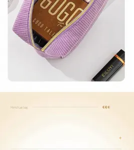 Dettaglio macro di una borsa per trucchi in velluto a coste viola con vista sulla capienza.