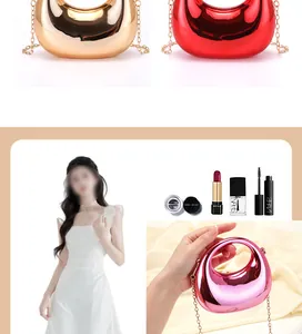 Mini borse a mezzaluna in pelle verniciata metallizzata in vari colori con modella e trucco