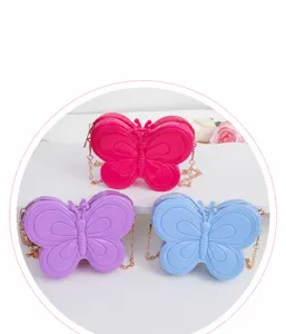 Primer plano de bolsos bandolera de gelatina con forma de mariposa, rosa, lila y azul