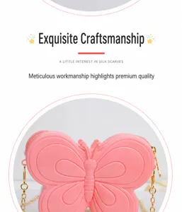 Detalle de un bolso de gelatina rosa con forma de mariposa para niñas con cadena dorada