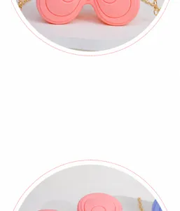 Primer plano del patrón de mariposa en el mini bolso de gelatina rosa con cadena dorada