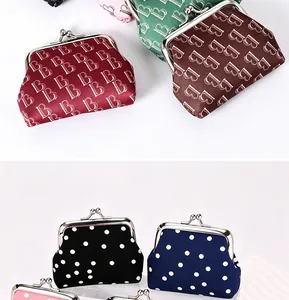 Nahaufnahme verschiedener Klipp-Portemonnaies mit Herz-B-Muster und Polka Dots
