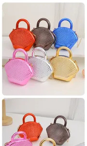 Bunte Strass-Minihandtaschen in Schlossform mit Lackleder und eleganten Goldketten