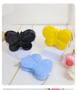 Vista dettagliata delle borse in gelatina a forma di farfalla per bambini con catene
