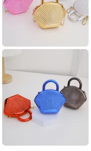Detailansicht mehrfarbiger Mini-Abendtaschen mit Strasssteinen und glänzenden Griffen