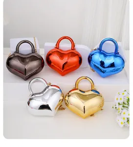 Collezione di mini borse in acrilico lucido a forma di cuore in colori pastello con catene