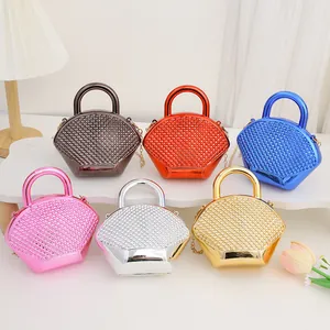 Mini Abendhandtaschen mit Strasssteinen in verschiedenen Metallic-Farben mit Kette