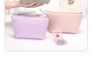 Zachte make-up tassen van lamsvlies in pastelkleuren in een lifestyle-omgeving.