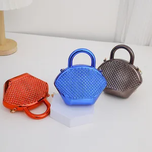 Stilvolle Mini-Abendhandtaschen in Schlossform mit üppigem Strassbesatz in verschiedenen Farben.