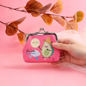 Primer plano de mano sosteniendo un monedero rosa de aguacate con cierre metálico