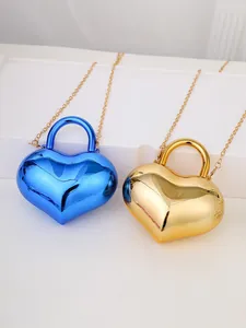 Mini borse a tracolla in acrilico lucido a forma di cuore con eleganti catene dorate