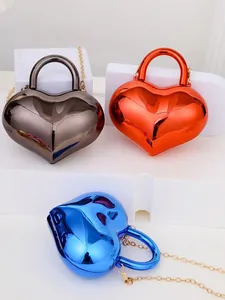 Mini borsa a tracolla lucida in acrilico a forma di cuore con catena d'oro multicolore