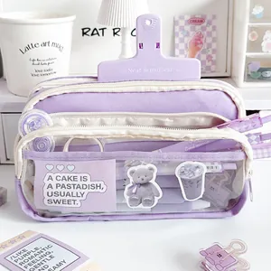Detailansicht der großen transparenten Tasche des lila ästhetischen Federmäppchens.