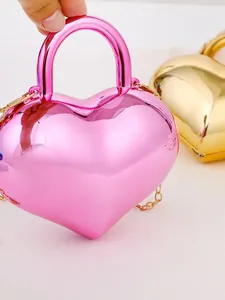 Mini borsa a cuore alla moda in acrilico lucido con catena dorata in rosa confetto.