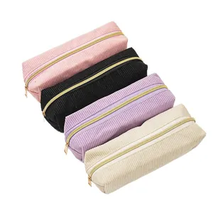Set di quattro borse cosmetiche in velluto a coste rosa, nero, viola e bianco crema