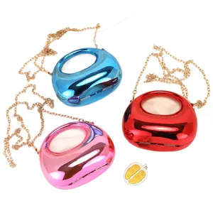 Borsa a tracolla a luna in vernice metallizzata lucida con catena d'oro in tre colori