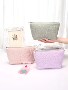 Drie pluizige sherpa cosmetische tasjes in pasteltinten voor draagbare make-up opslag