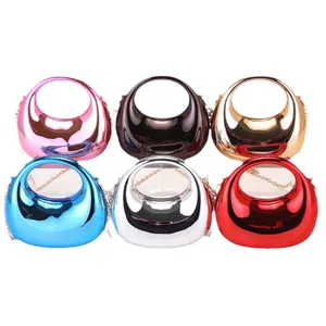 Set di borse a mezzaluna metallizzate lucide con tracolla a catena in vari colori