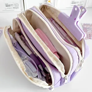 Detailansicht der Innenfächer des violetten mehrschichtigen Federmäppchens mit großem Volumen