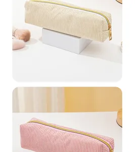 Detailansicht der großen Cord-Kosmetiktasche und Federmappe in Creme- und Rosatönen