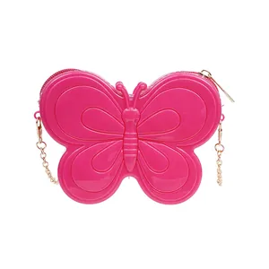 Carina borsa in gelatina a farfalla rosa per bambine con catena dorata su sfondo bianco.
