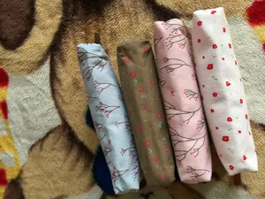 Detailansicht von vier Leinwand-Federmäppchen mit verschiedenen floralen Mustern im Set