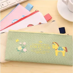 Nahaufnahme von minimalistischen Wald-Leinwand-Mäppchen mit Blumen- und Pferdedruck